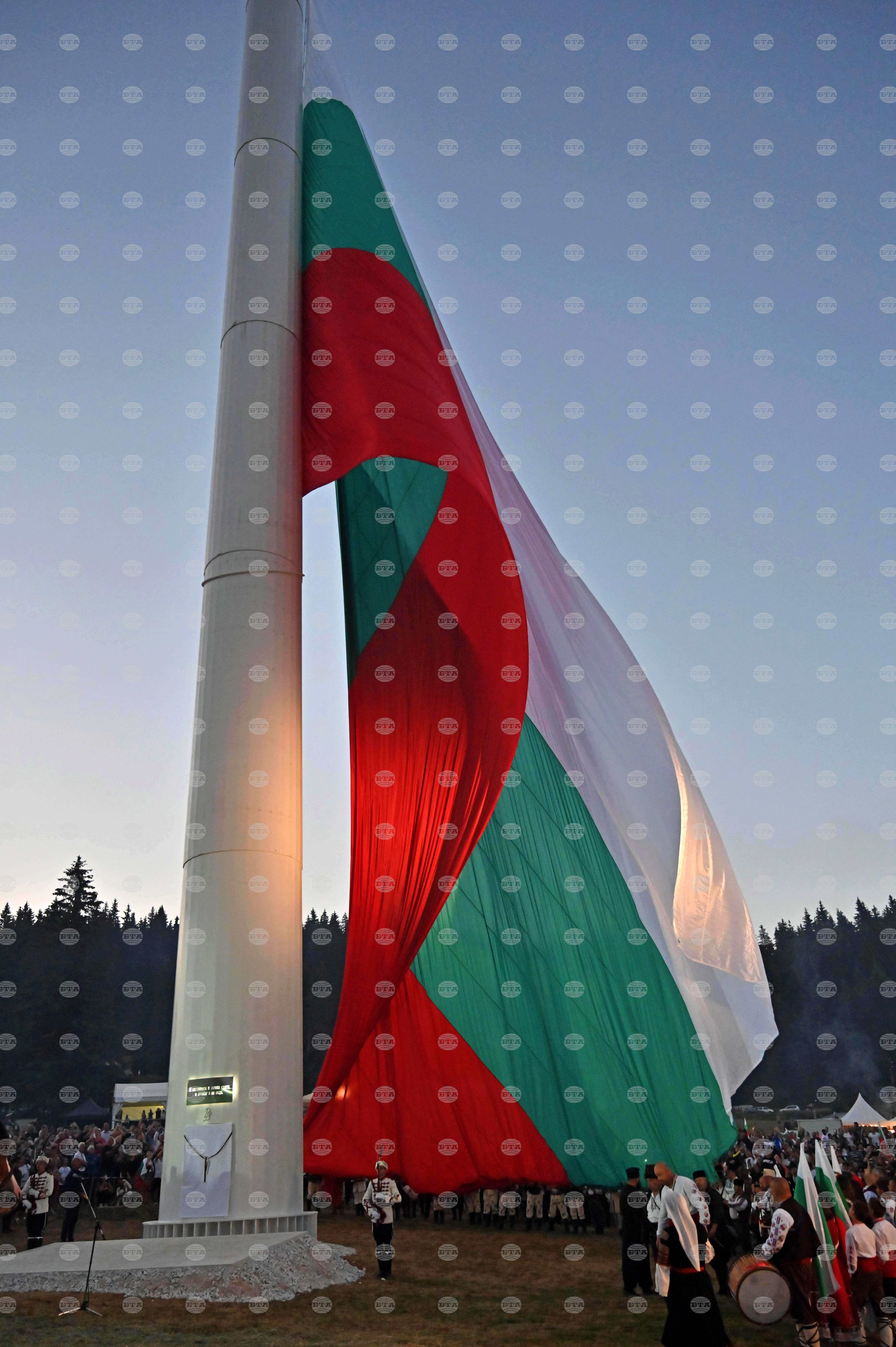 Роженски поляни - пилон „Рожен“ - издигане на националния флаг