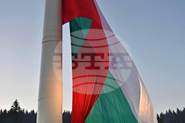 Роженски поляни - пилон „Рожен“ - издигане на националния флаг