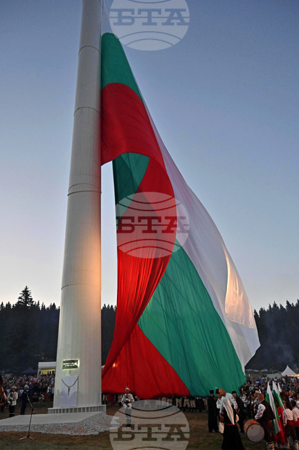 Роженски поляни - пилон „Рожен“ - издигане на националния флаг