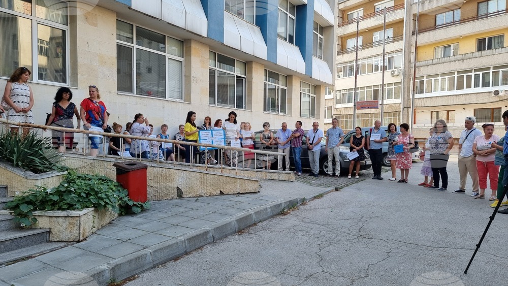 Служителите на Националния осигурителен институт в Добрич излязоха на протест