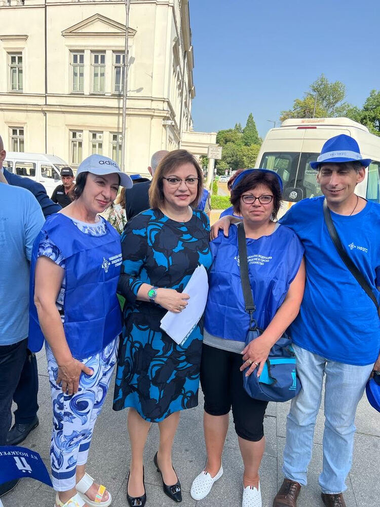 Нинова пред протестиращите държавни служители: Няма да се откажем от битката да увеличим вашите заплати