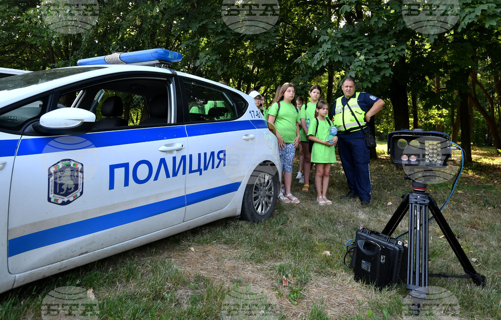 поплицай полицейка кола камера за скорост