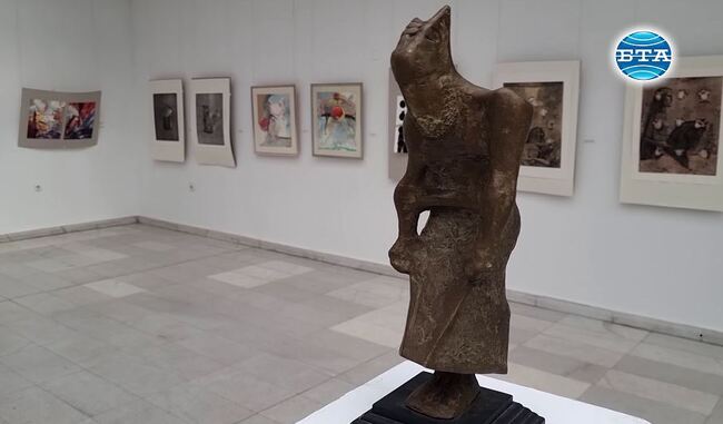 Изложба представя повече от 80 рисунки, колажи, асамблажи, стъклопластика и аерофотография в Русе