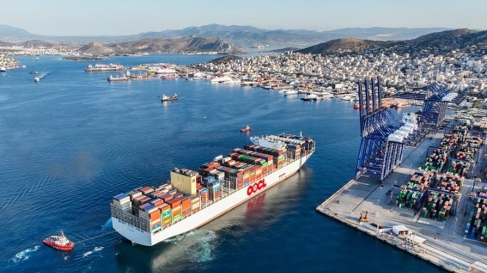 АНА-МПА: Най-големият контейнеровоз в света "OOCL Piraeus" пристигна в Гърция