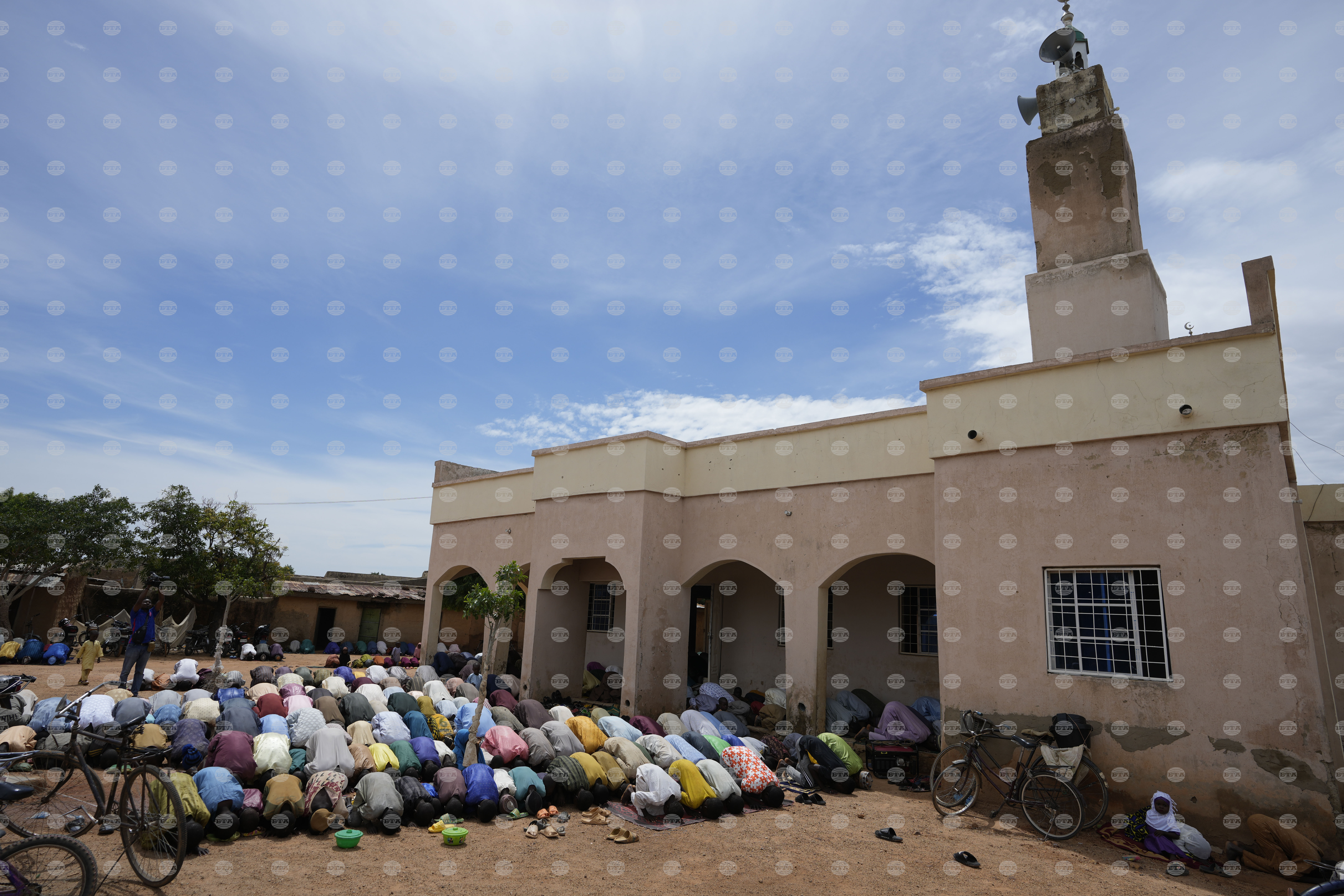 Експлозия избухна в джамия в нигерийския град Майдугури по време на вечерната молитва, съобщиха очевидци