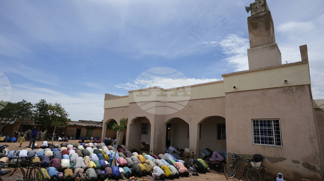 Експлозия избухна в джамия в нигерийския град Майдугури по време на вечерната молитва, съобщиха очевидци