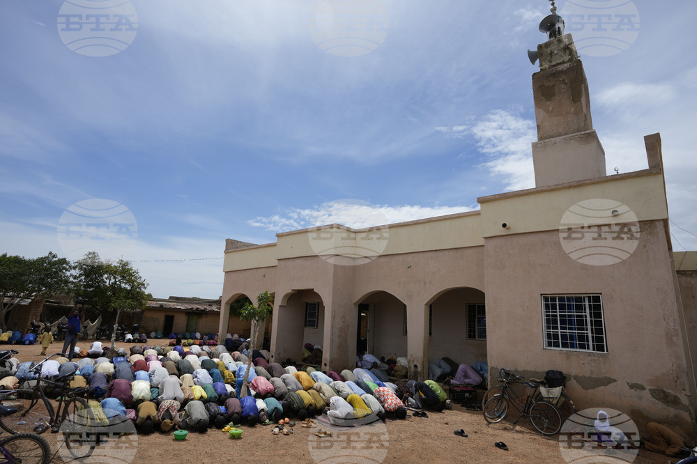 Експлозия избухна в джамия в нигерийския град Майдугури по време на вечерната молитва, съобщиха очевидци