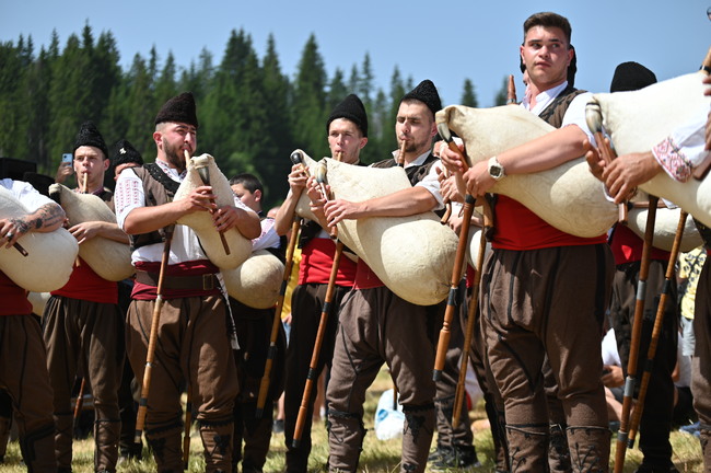 Десетки хиляди събра първият вечерен спектакъл на Роженския събор