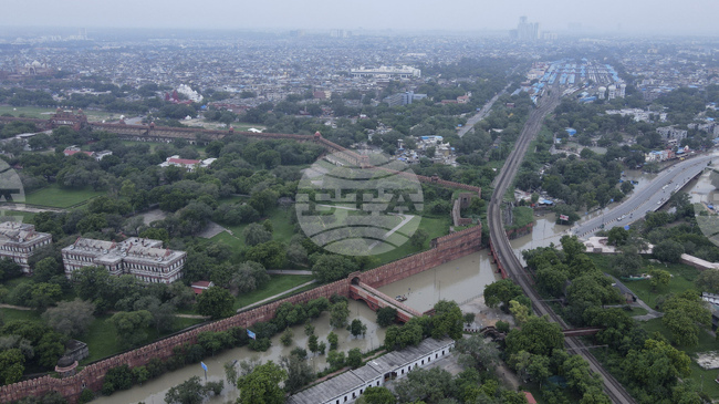 Осем души загинаха при експлозия близо до Червената крепост в индийската столица Делхи, съобщиха властите