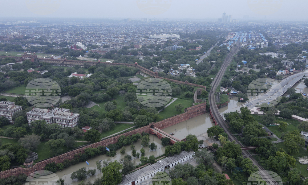 Осем души загинаха при експлозия близо до Червената крепост в индийската столица Делхи, съобщиха властите