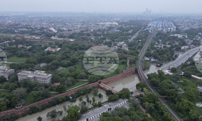 Осем души загинаха при експлозия близо до Червената крепост в индийската столица Делхи, съобщиха властите
