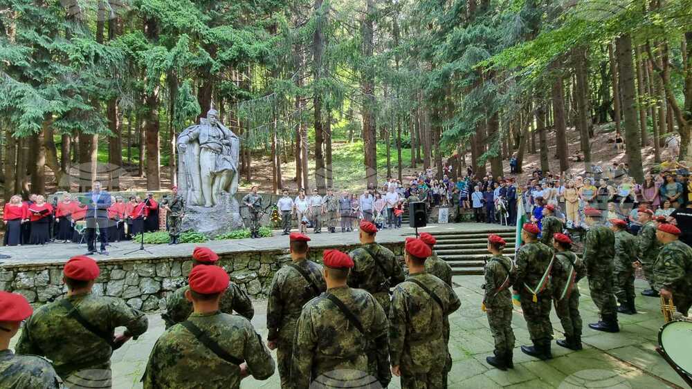 Стотици почетоха паметта на Хаджи Димитър на връх Бузлуджа