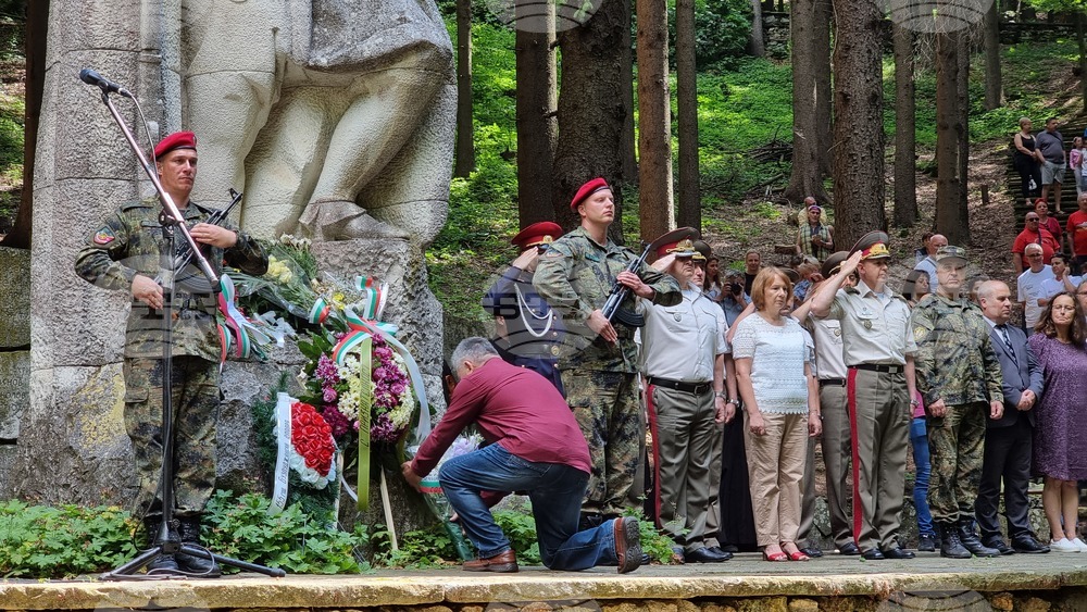 Hundreds Honour Memory of National Hero Hadzhi Dimitar and His Men on Mount Buzludzha
