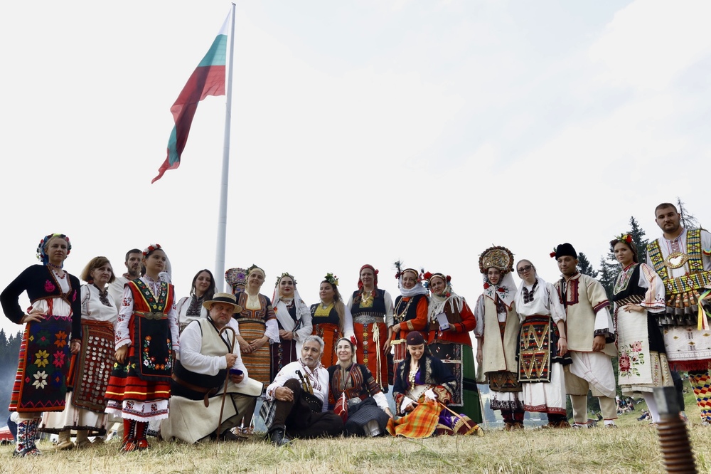 Фондация "Наследство в бъдещето": Уникални автентични носии събра „Рожен“ 2023 