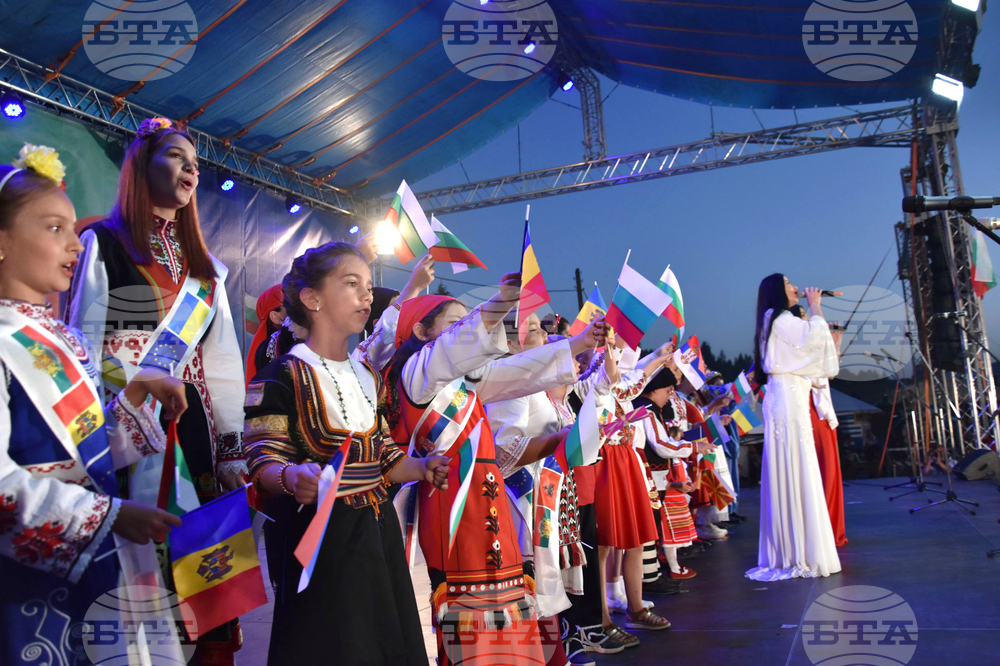 Рожен - събор - ученици от Основното училище в Босилеград