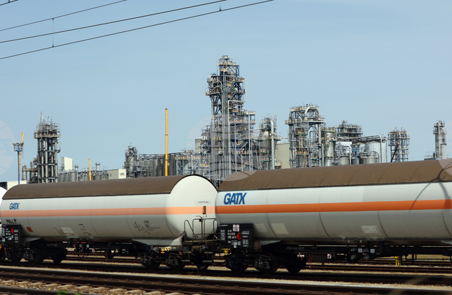 Служител на OMВ е бил разкрит като „руска къртица“, съобщи списание „Профил“