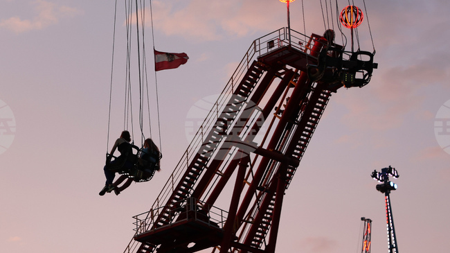 Петима души са ранени, след като увеселително влакче във виенския Пратер дерайлира