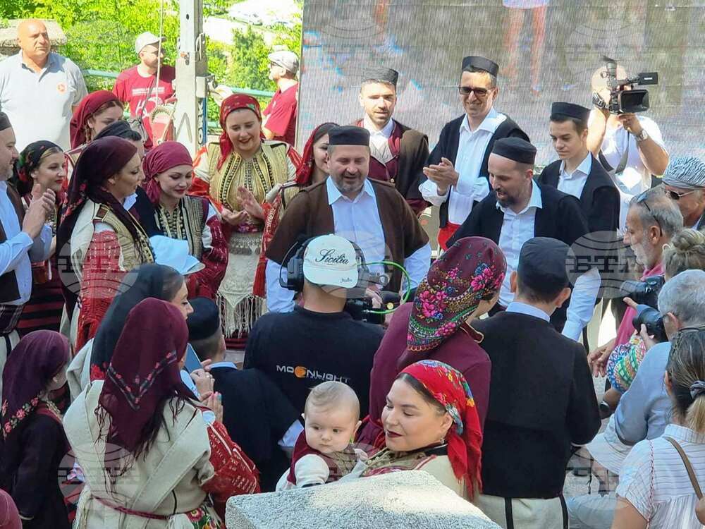 В планинското село Галичник, Северна Македония се провежда Галичката сватба - ритуал с фестивален характер, но с истински младоженци