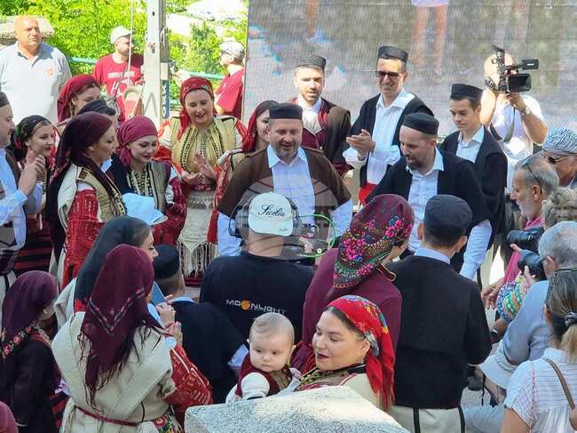 В планинското село Галичник, Северна Македония се провежда Галичката сватба - ритуал с фестивален характер, но с истински младоженци