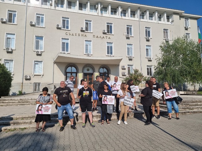 С едноминутно мълчание и протест започна делото срещу шофьор, причинил смъртта на 13-годишно момиче край Чирпан