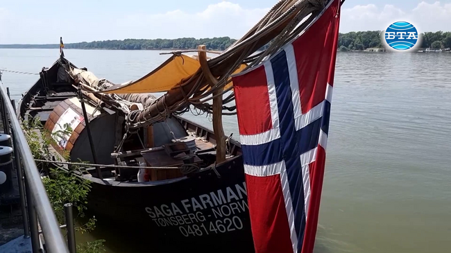 Копие на викингски кораб акостира в Русе