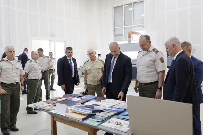 Президентът Румен Радев посети Военния географски център в Троян