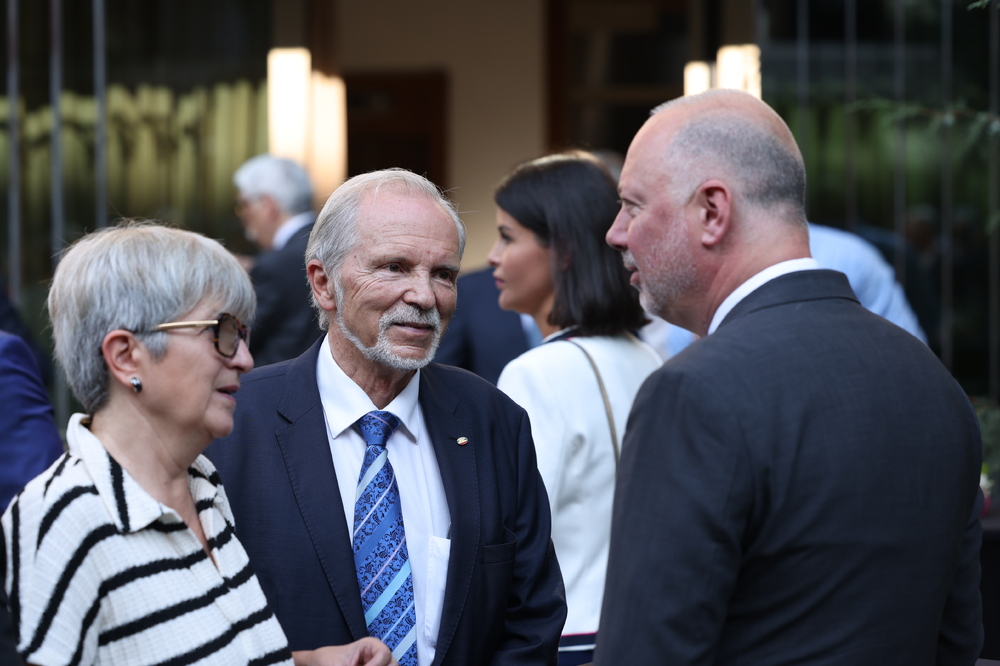 Ролята на българската дипломация е да съдейства за мирно уреждане на конфликтите и да отстоява националните ни позиции в международните отношения, заяви Росен Желязков по повод Деня на българската дипломатическа служба