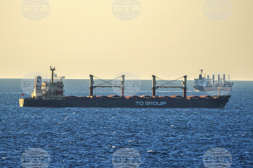 Турски кораб заседна в Керченския проток; няма пострадали