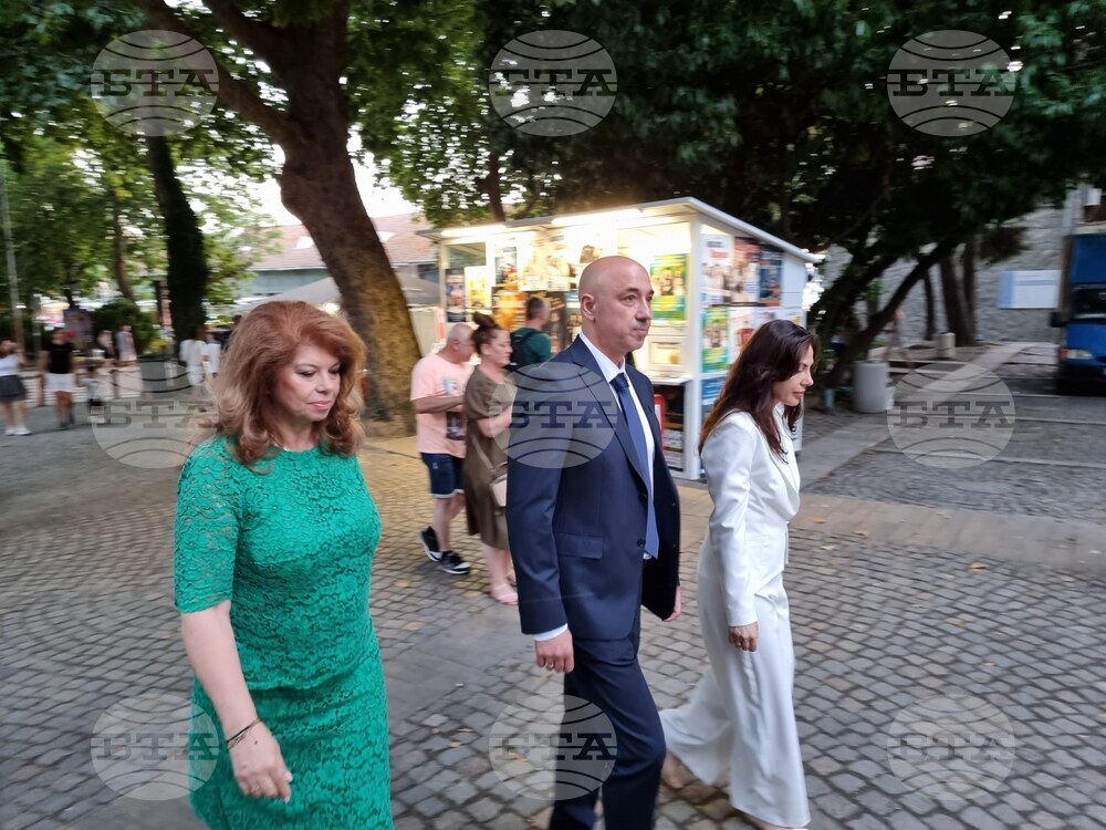 Вицепрезидентът Илияна Йотова и кметът на Созопол Тихомир Янакиев