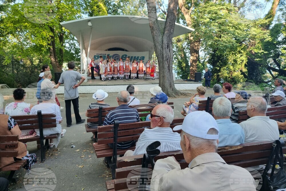 Самодейци изнасят концерти в летните вечери на сцена „Раковина“ в Морската градина на Варна