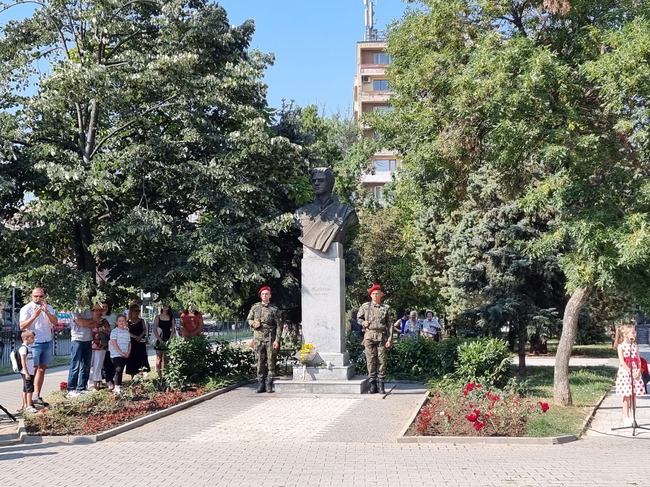 Размислите на деца за Васил Левски замениха официалните слова на церемонията в Благоевград за 186-годишнината от рождението на Апостола на свободата