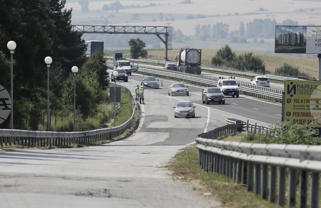 Движението в посока София на всички автомобили в участък на автомагистрала „Тракия“ край Ихтиман ще бъде ограничено за три часа утре