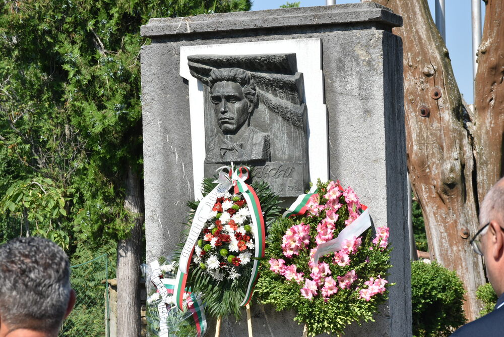 Община Ловеч: С гражданско поклонение в Къкринското ханче започнаха събитията в Ловеч, посветени на 186 години от рождението на Васил Левски