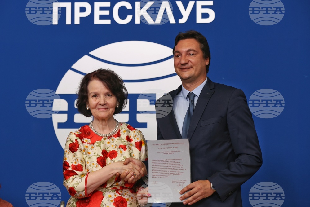 Национален пресклуб на БТА-София - връчване на благодарствени адреси