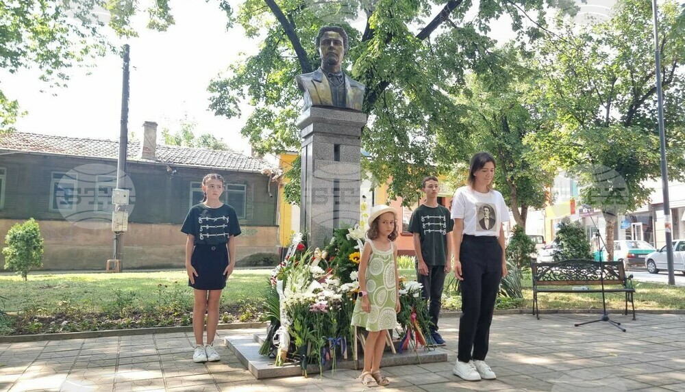 С почетен караул пред паметника на Васил Левски и поднасяне на цветя в Силистра отбелязаха 186-ата година от рождението на Апостола на свободата