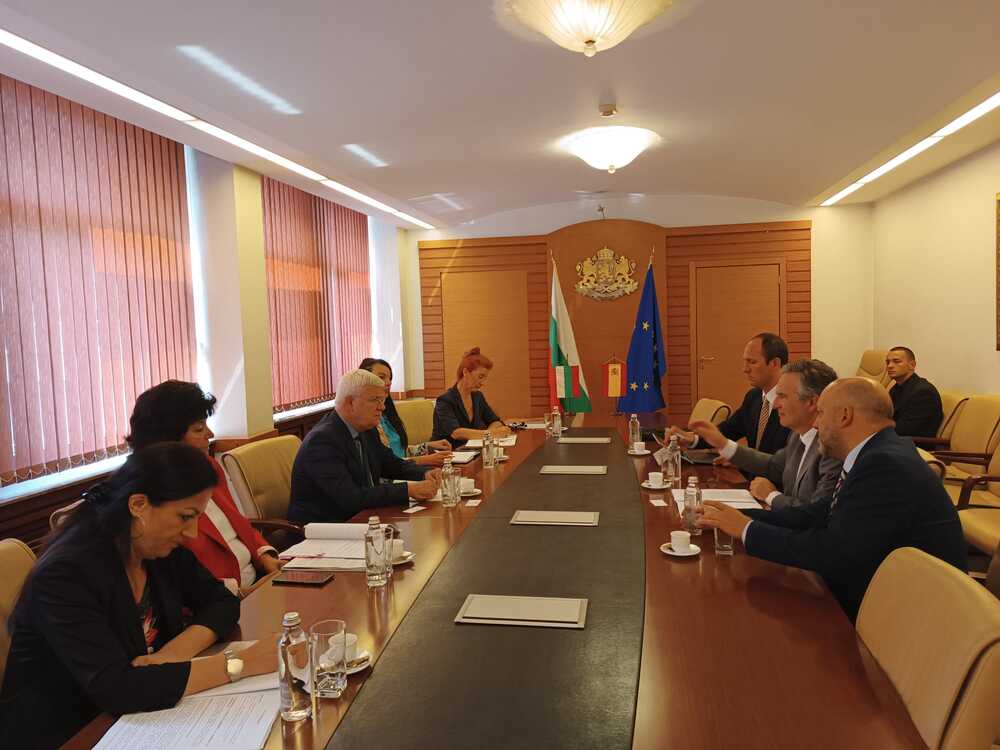 Министър Вътев и посланикът на Испания обсъдиха приноса на земеделските кооперативи за развитието на икономиката