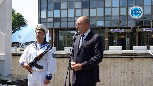 Президентът Румен Радев участва във възпоменателната церемония по повод 11 години от атентата на бургаското летище край кв. „Сарафово“