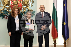 Румен Радев - Илияна Йотова - грамоти - ученически конкурс