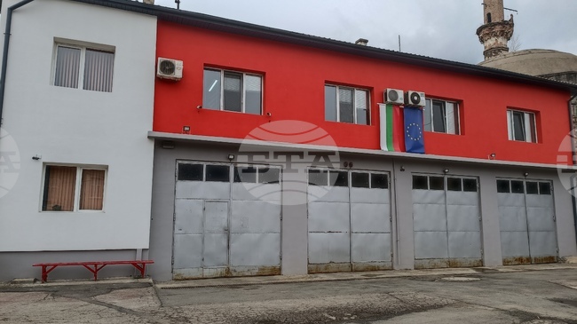 Пожарът край Дупница е овладян, гасенето продължава