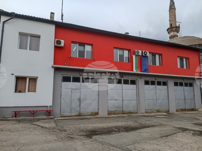 Пожарът край Дупница е овладян, гасенето продължава