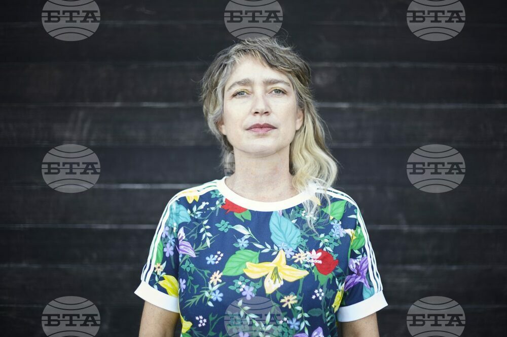 Художничка с български корени гостува със своя творба в София