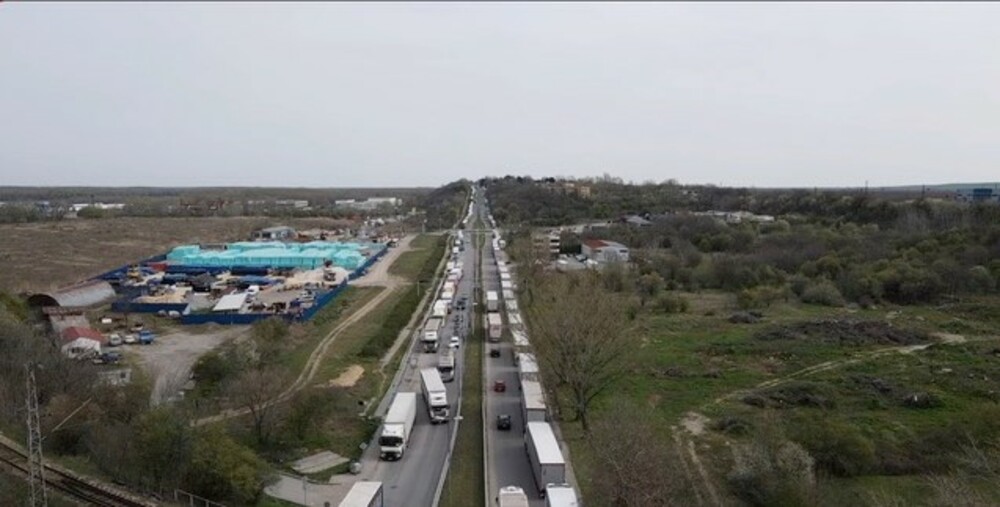 Километрични опашки от камиони има на граничния контролно-пропускателен пункт "Дунав мост" при Русе