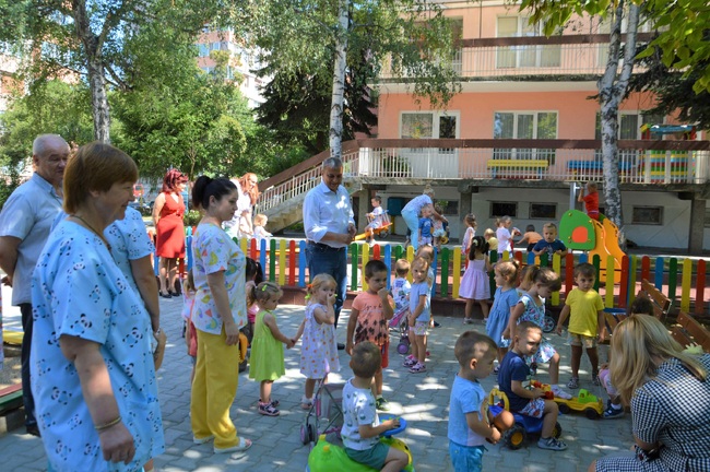 Община Благоевград обнови детските площадки в ДЯ №9 „Лебедче" и ДЯ №12 „Кокиче", кметът Илко Стоянов се увери в отличните условия за игра на малчуганите