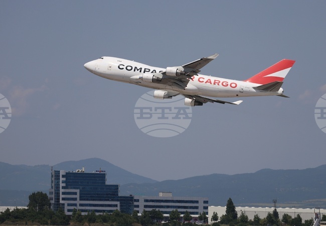 Летище София - товарен самолет Боинг 747 - посрещане