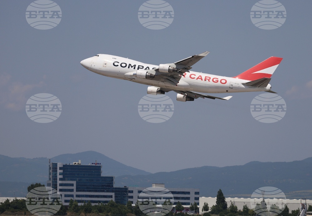 Летище София - товарен самолет Боинг 747 - посрещане