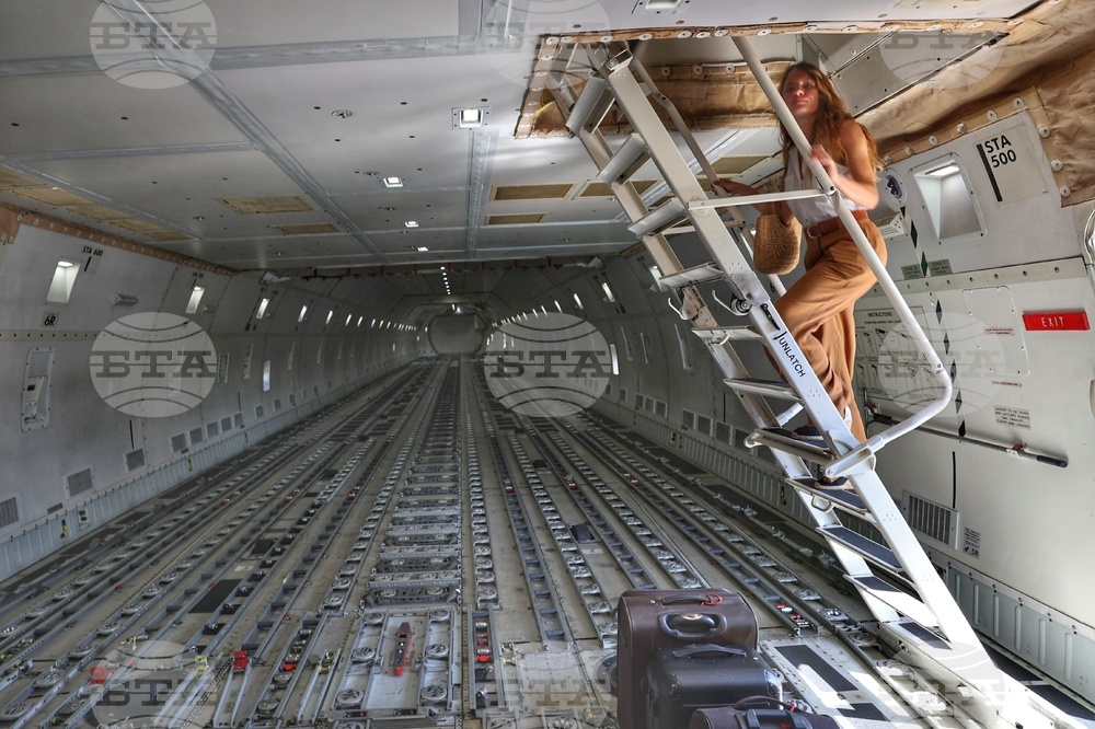 Летище София - товарен самолет Боинг 747 - посрещане