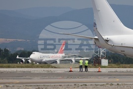 Летище София - товарен самолет Боинг 747 - посрещане