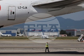 Летище София - товарен самолет Боинг 747 - посрещане