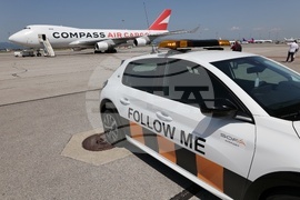 Летище София - товарен самолет Боинг 747 - посрещане