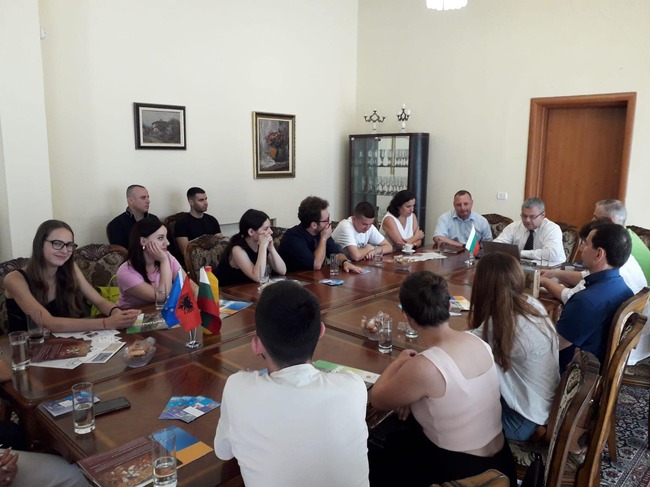 Участниците в Лятното училище по български език в Тирана гостуваха на Посолството на България в албанската столица